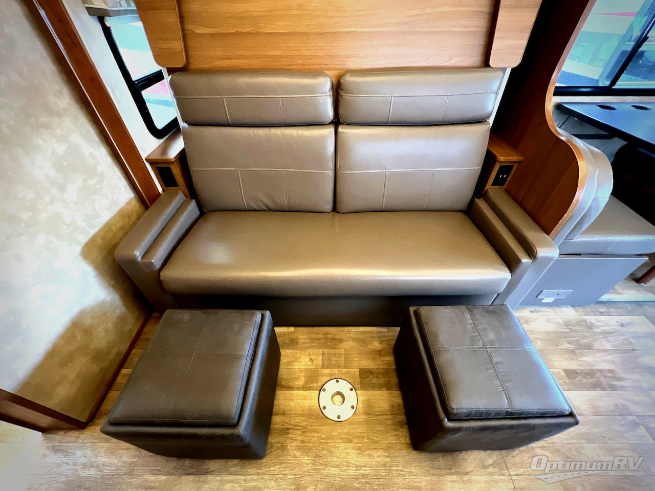 2018 Winnebago Navion 24D Photo 8