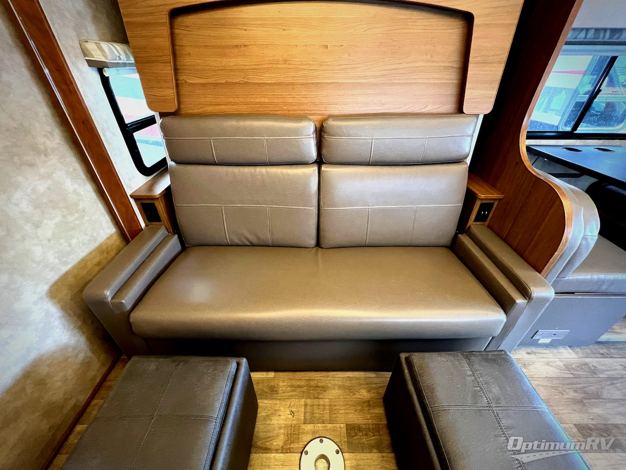 2018 Winnebago Navion 24D Photo 9