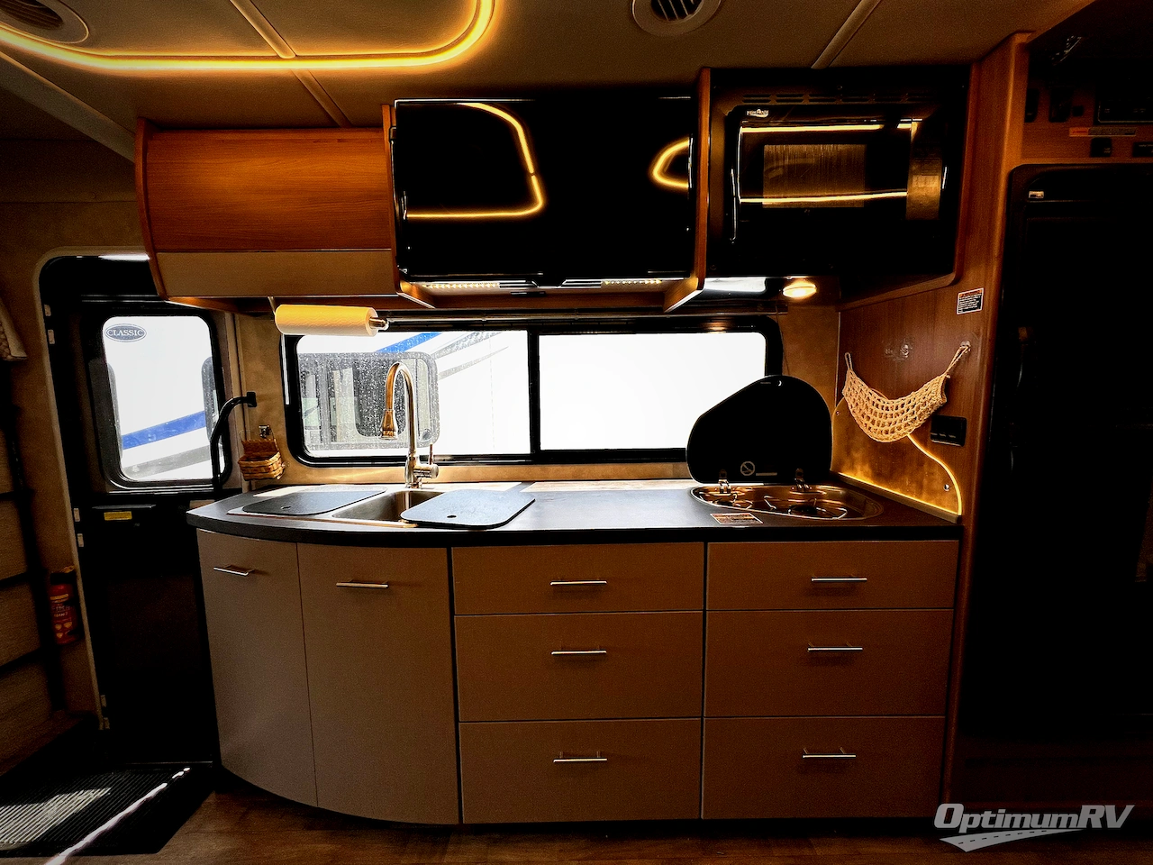 2018 Winnebago Navion 24D Photo 12