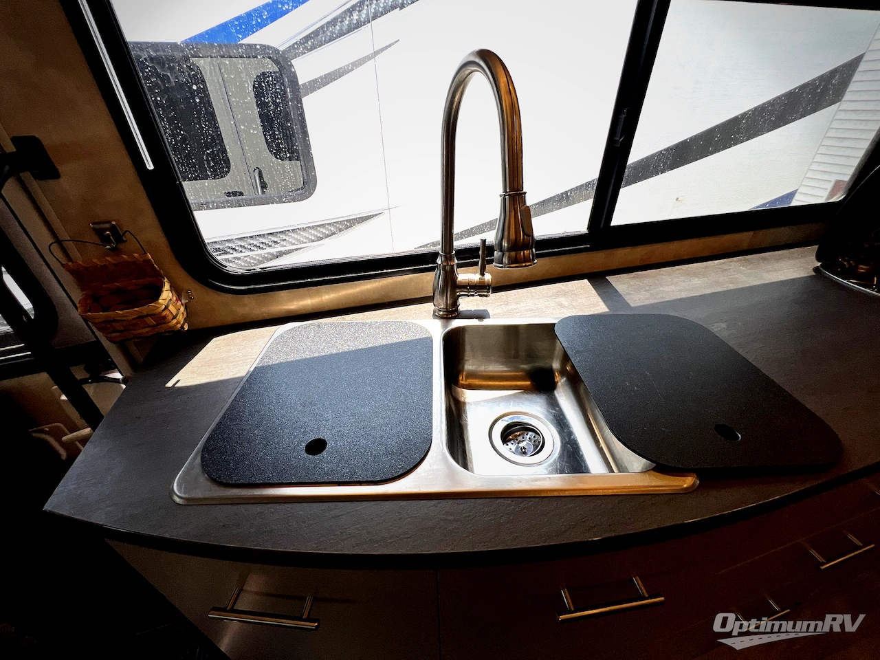 2018 Winnebago Navion 24D Photo 15