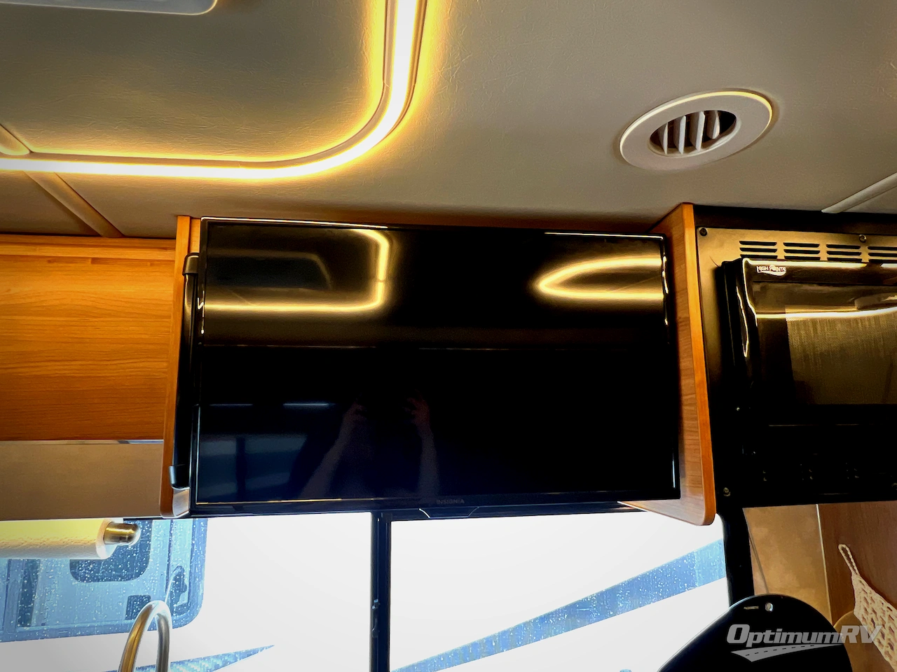 2018 Winnebago Navion 24D Photo 13