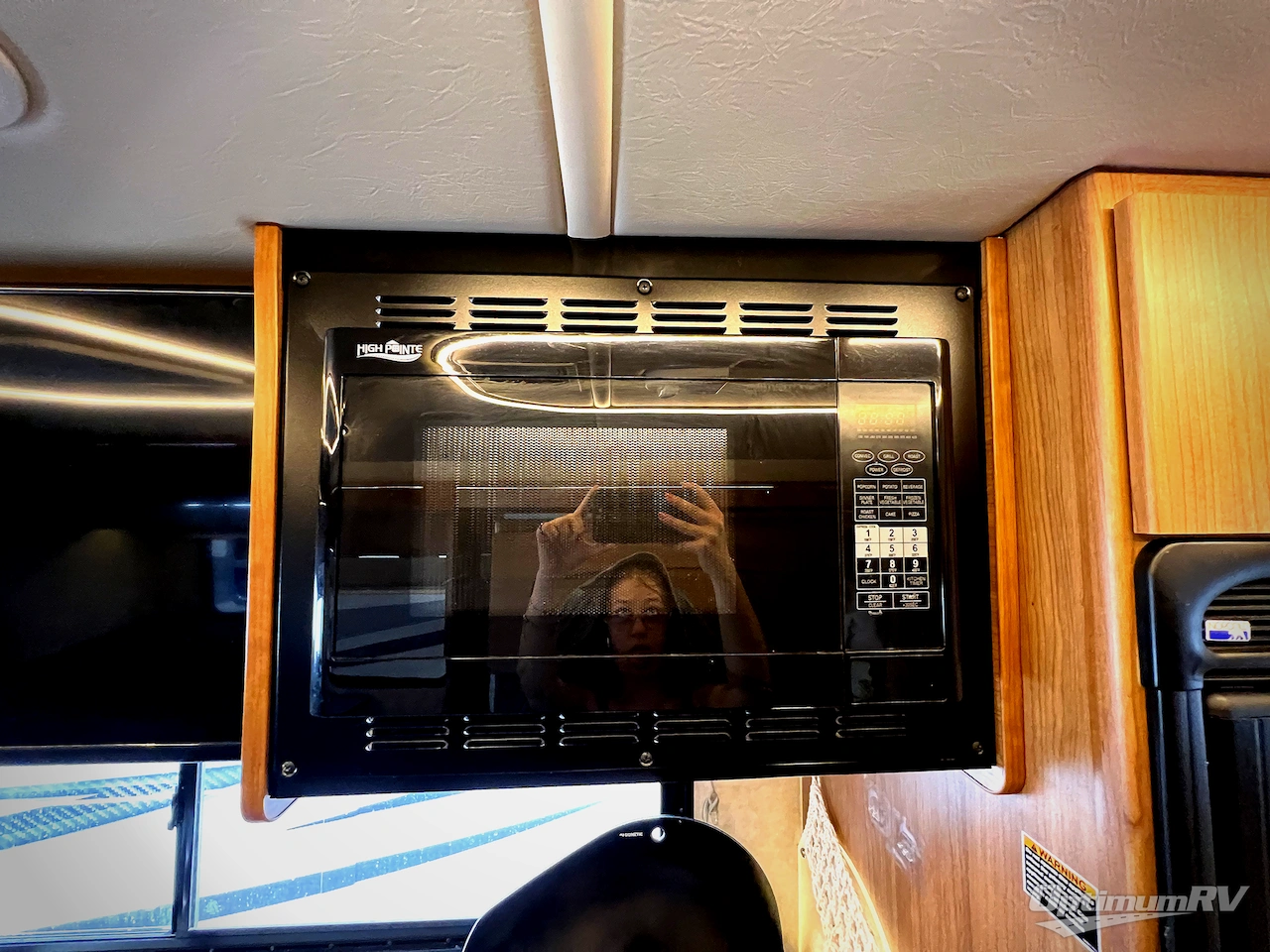 2018 Winnebago Navion 24D Photo 14