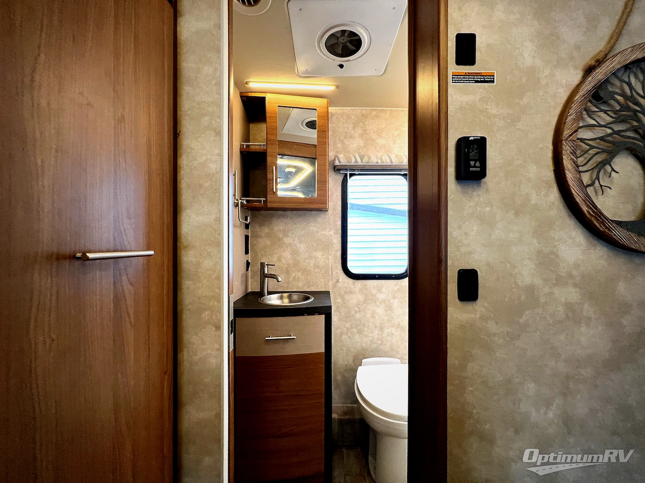 2018 Winnebago Navion 24D Photo 18