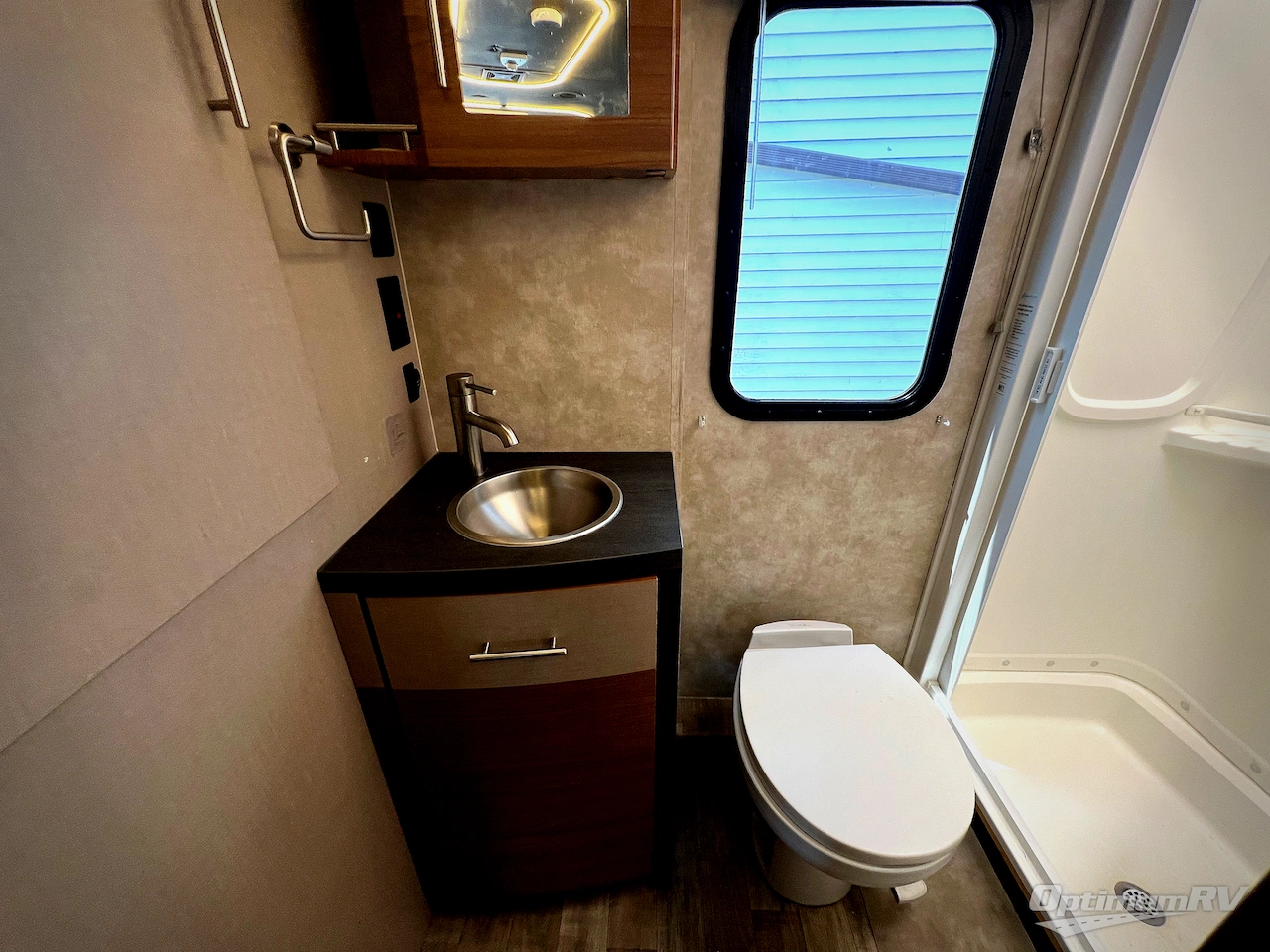 2018 Winnebago Navion 24D Photo 19