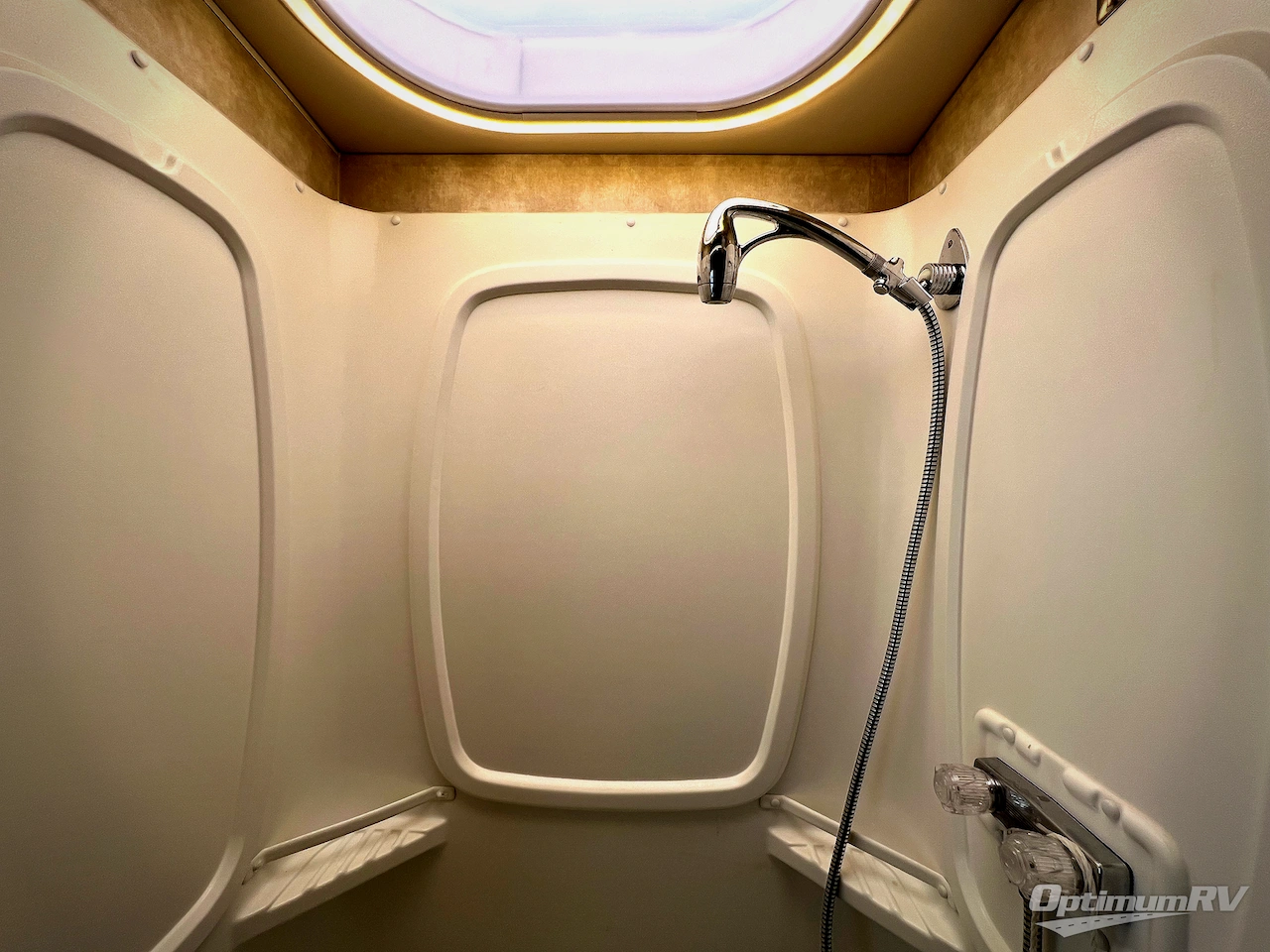 2018 Winnebago Navion 24D Photo 21