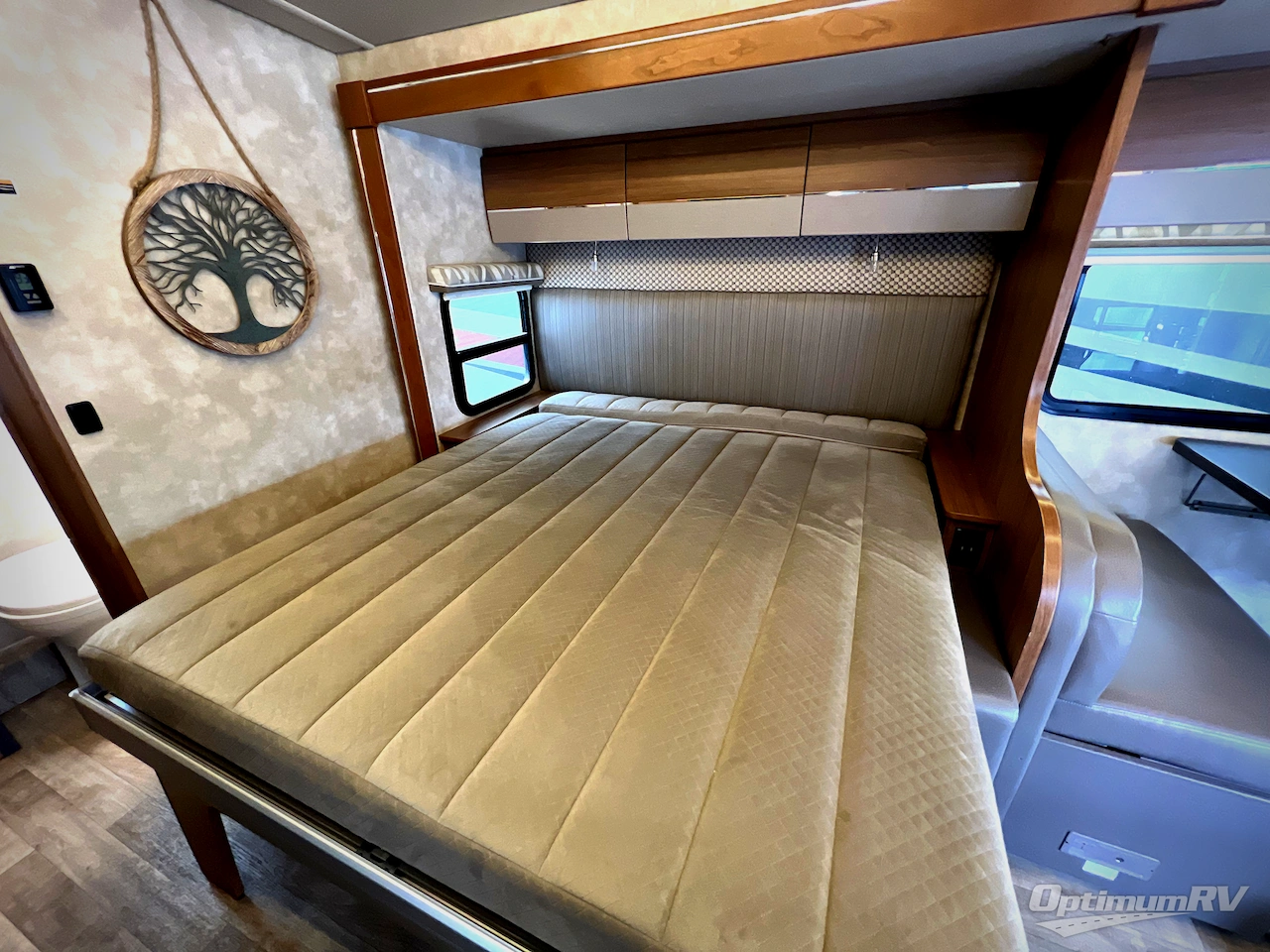 2018 Winnebago Navion 24D Photo 11