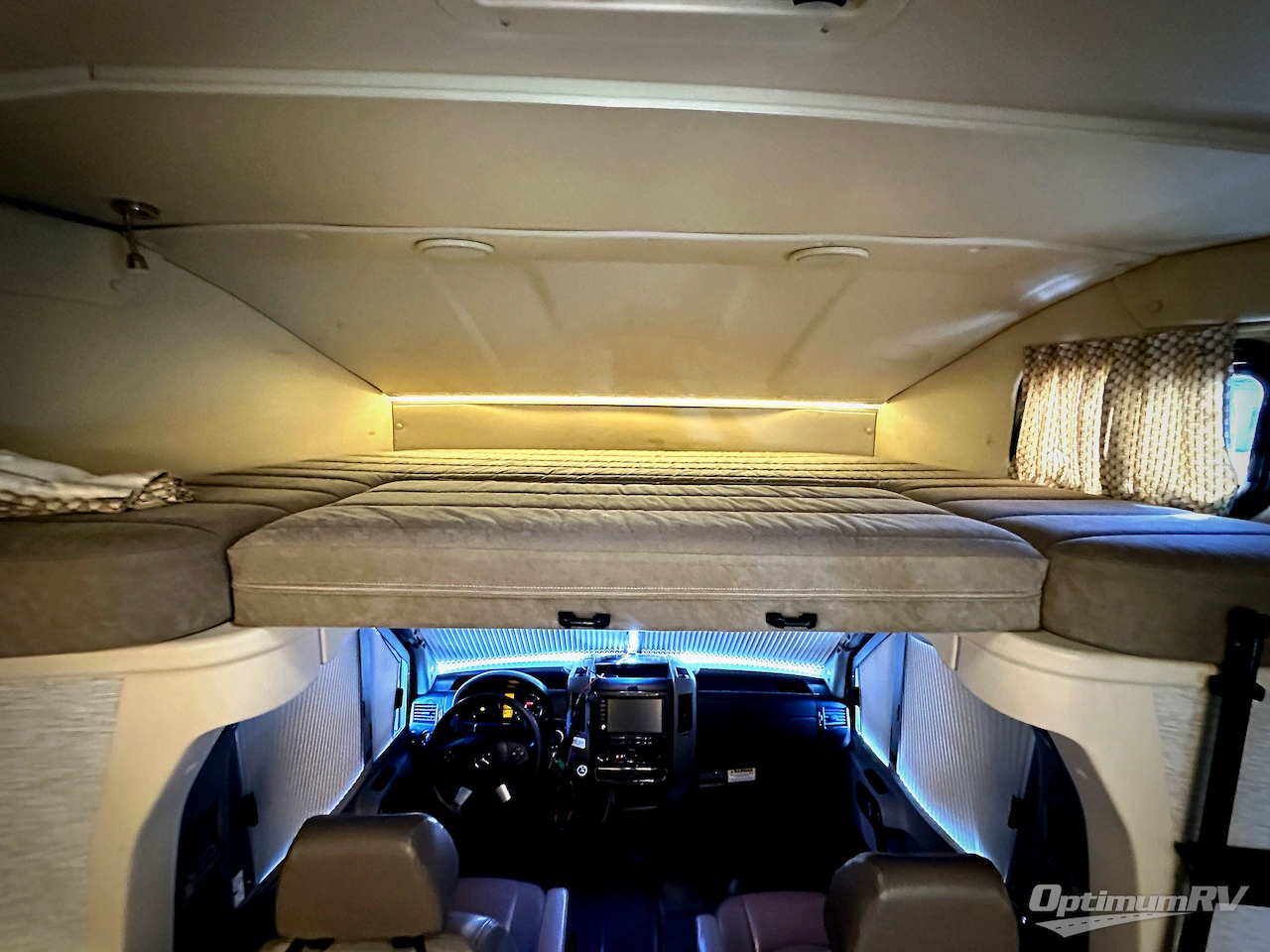2018 Winnebago Navion 24D Photo 5