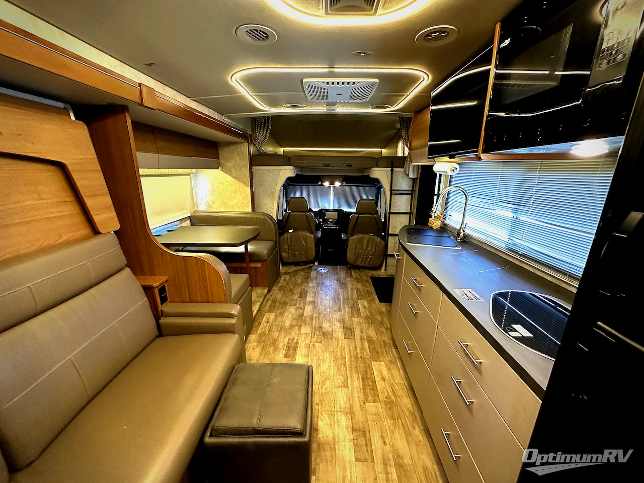 2018 Winnebago Navion 24D Photo 7