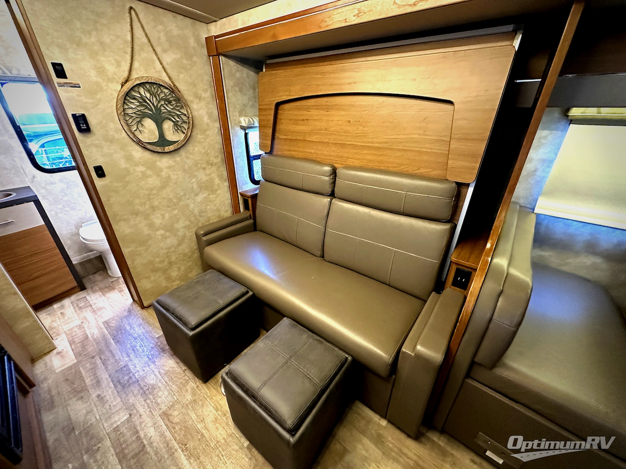 2018 Winnebago Navion 24D Photo 9