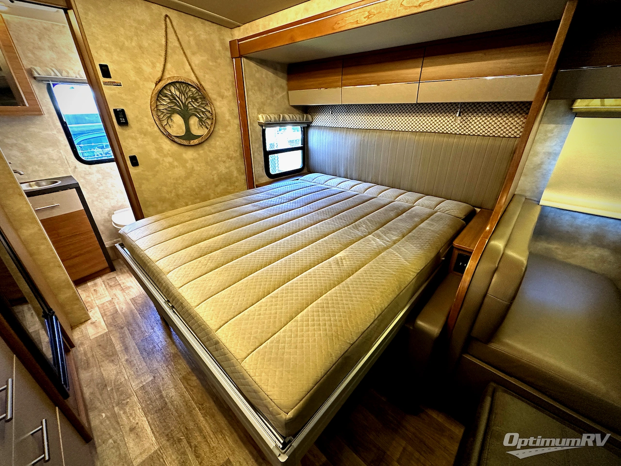 2018 Winnebago Navion 24D Photo 10