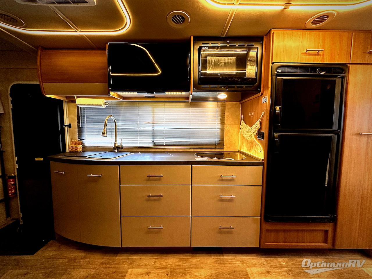 2018 Winnebago Navion 24D Photo 11