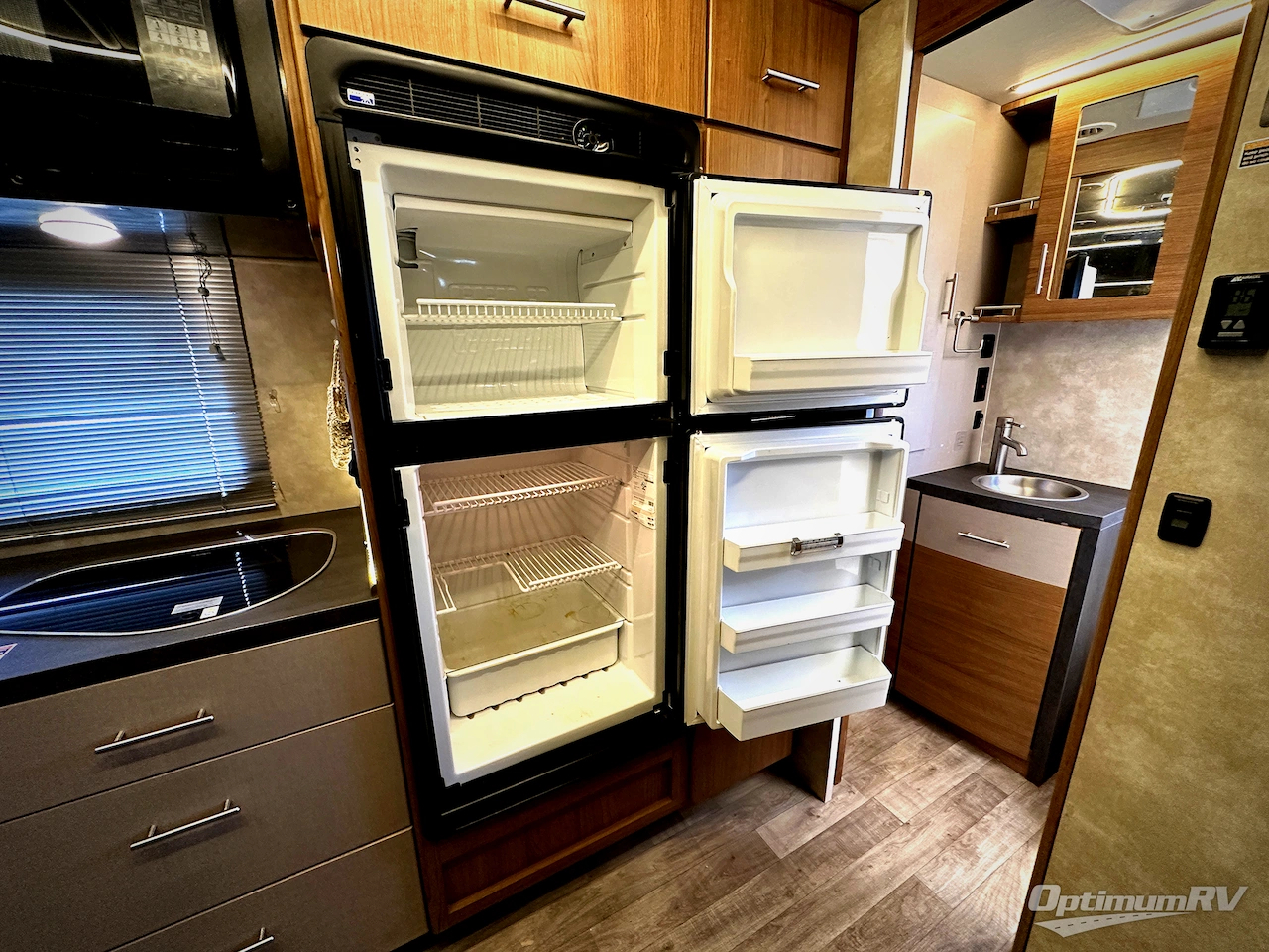 2018 Winnebago Navion 24D Photo 14