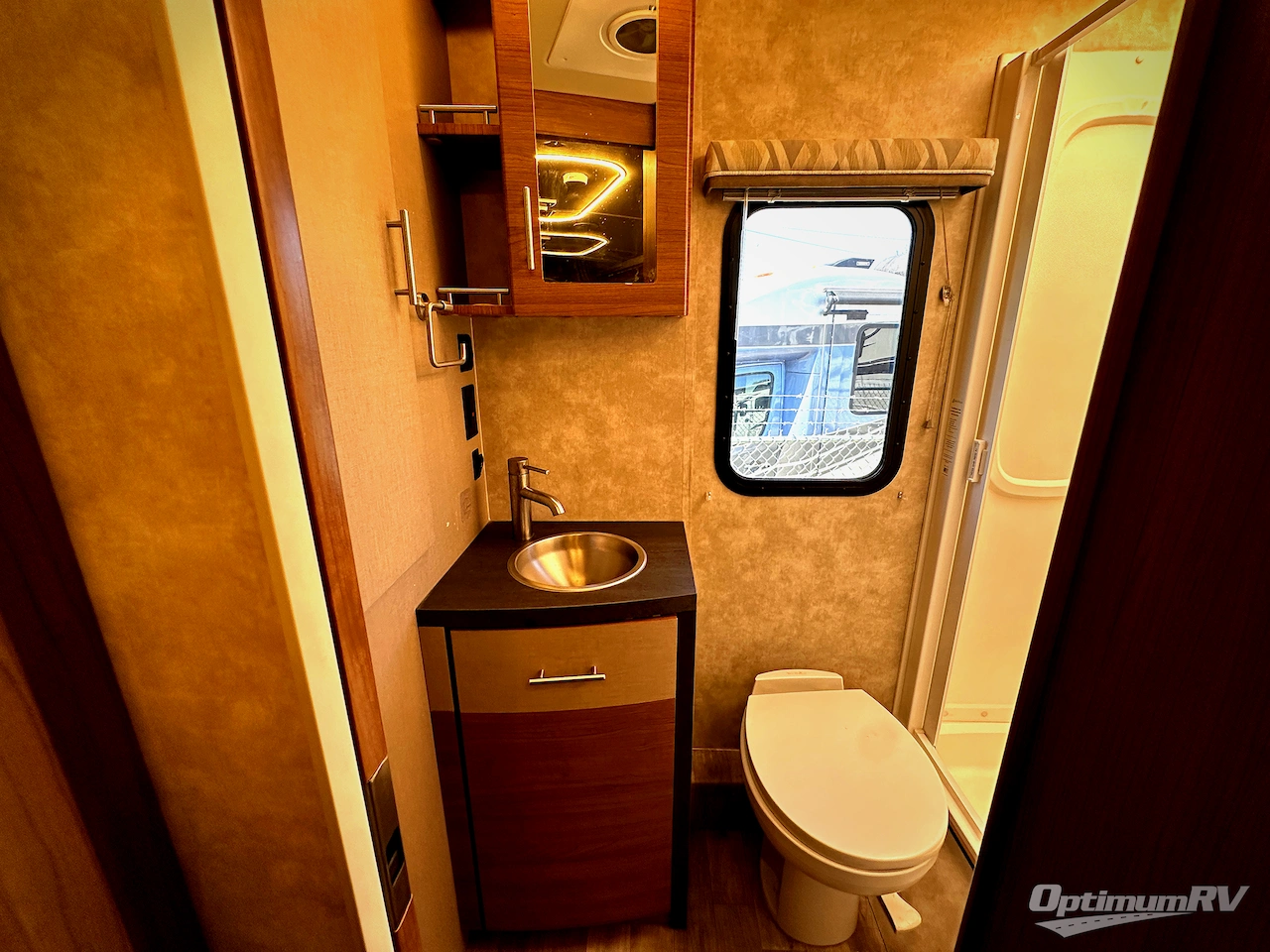2018 Winnebago Navion 24D Photo 15