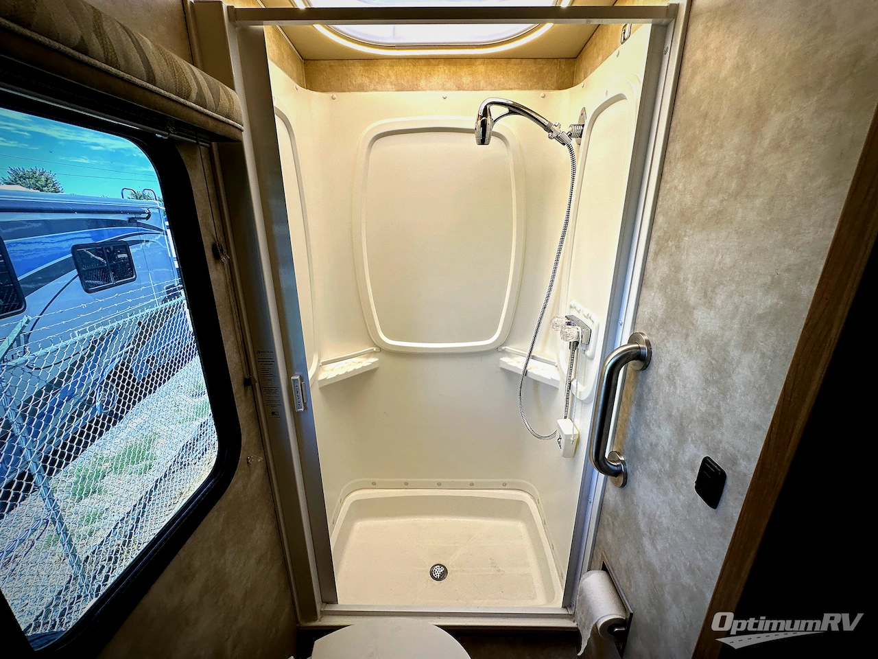 2018 Winnebago Navion 24D Photo 16