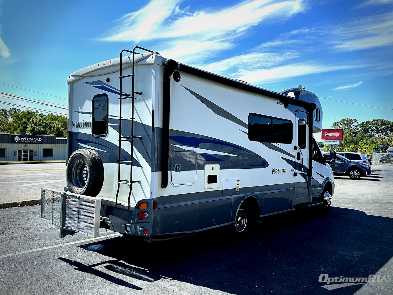 2018 Winnebago Navion 24D Photo 2