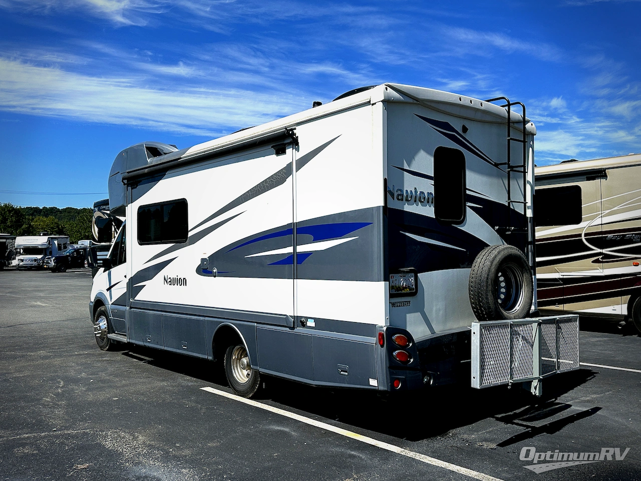 2018 Winnebago Navion 24D Photo 3