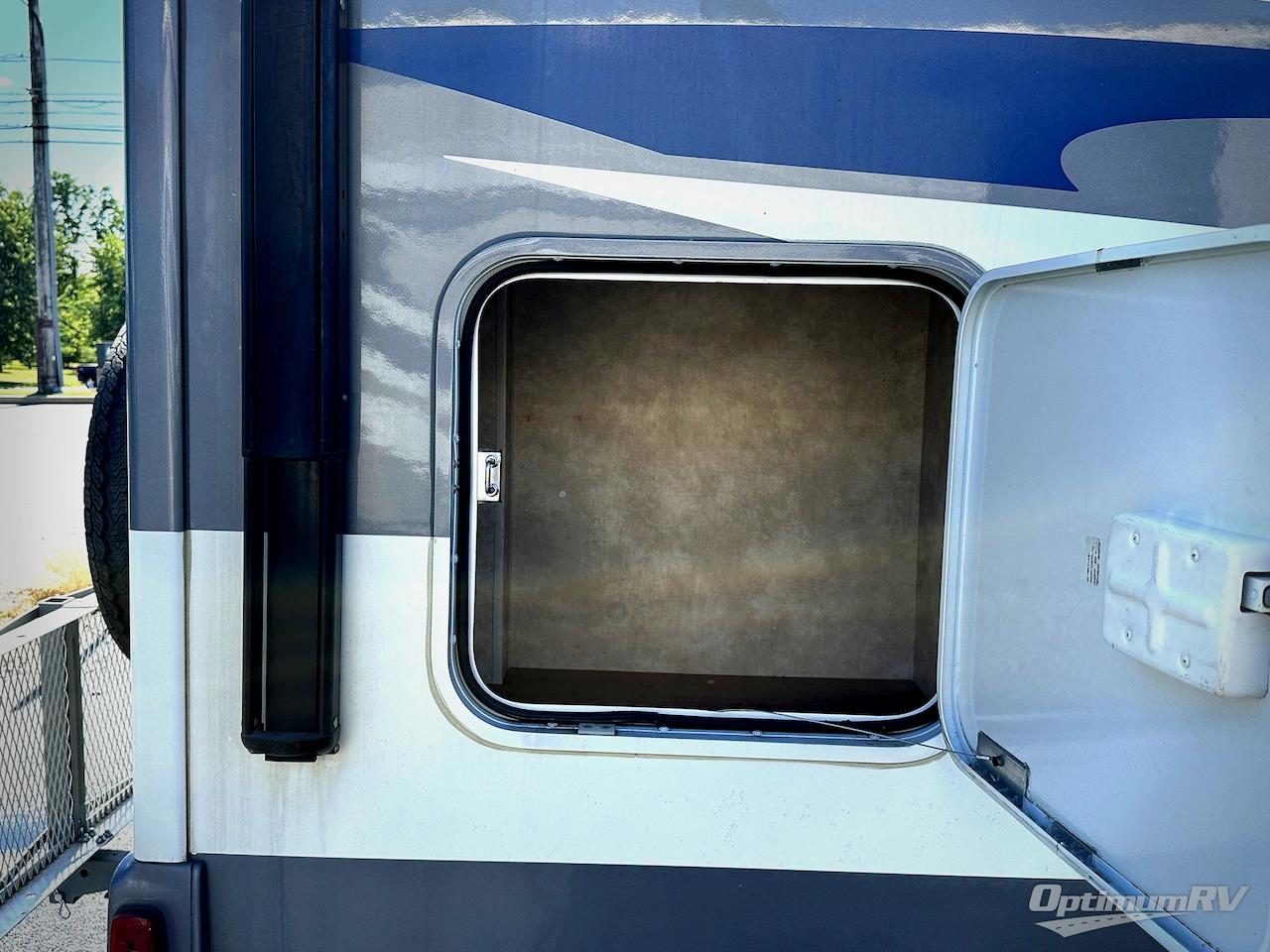 2018 Winnebago Navion 24D Photo 17