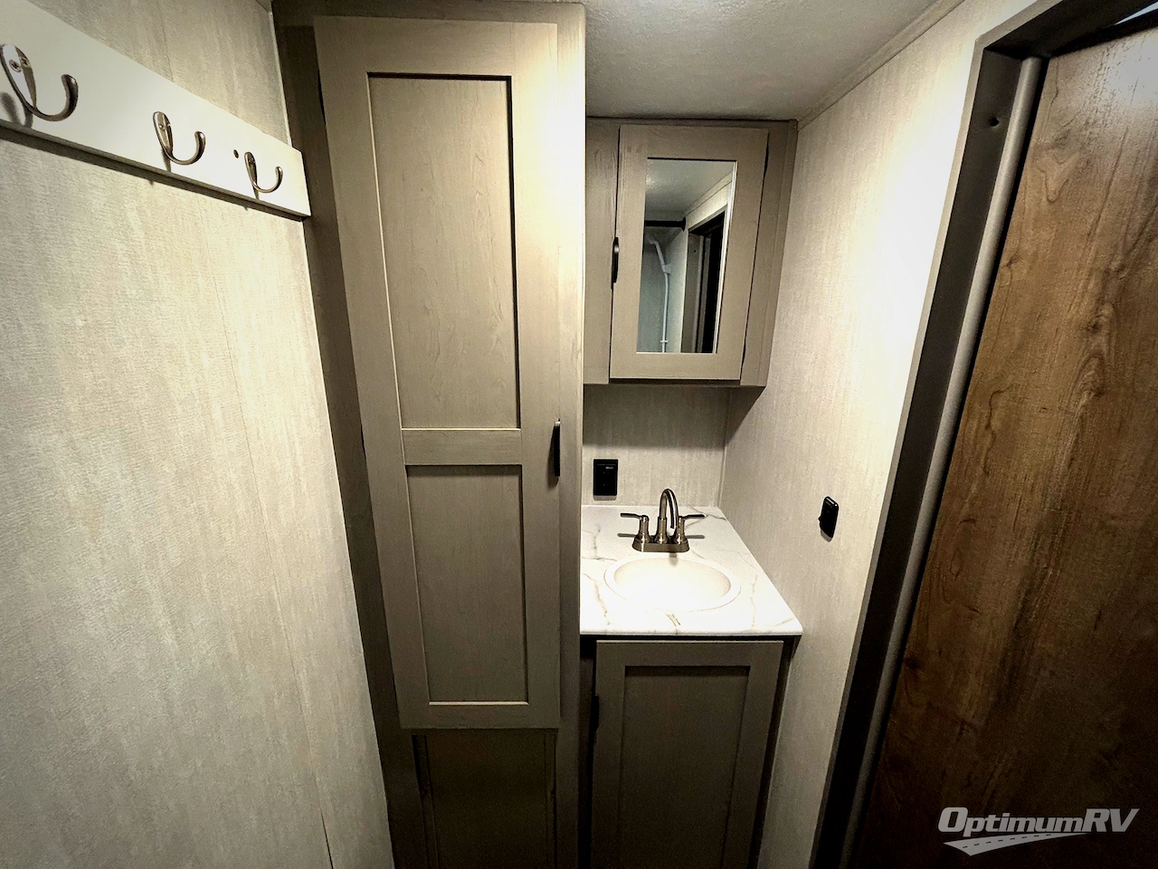 2025 Coachmen Clipper Cadet 17CFQ Photo 9