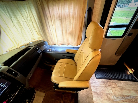 2017 Winnebago Via 25P RV Photo 3