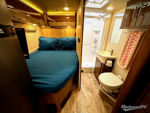 2017 Winnebago Via 25P RV Photo 4