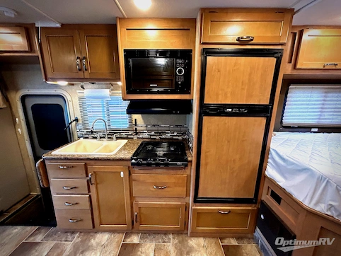 2016 Thor Four Winds 24C RV Photo 2