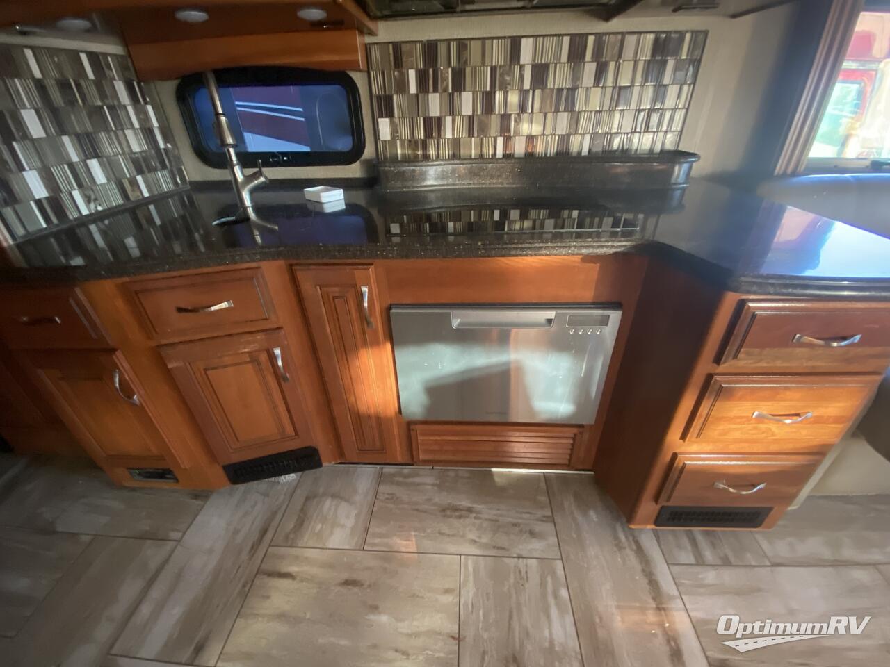 2018 Fleetwood Discovery LXE 40D Photo 8