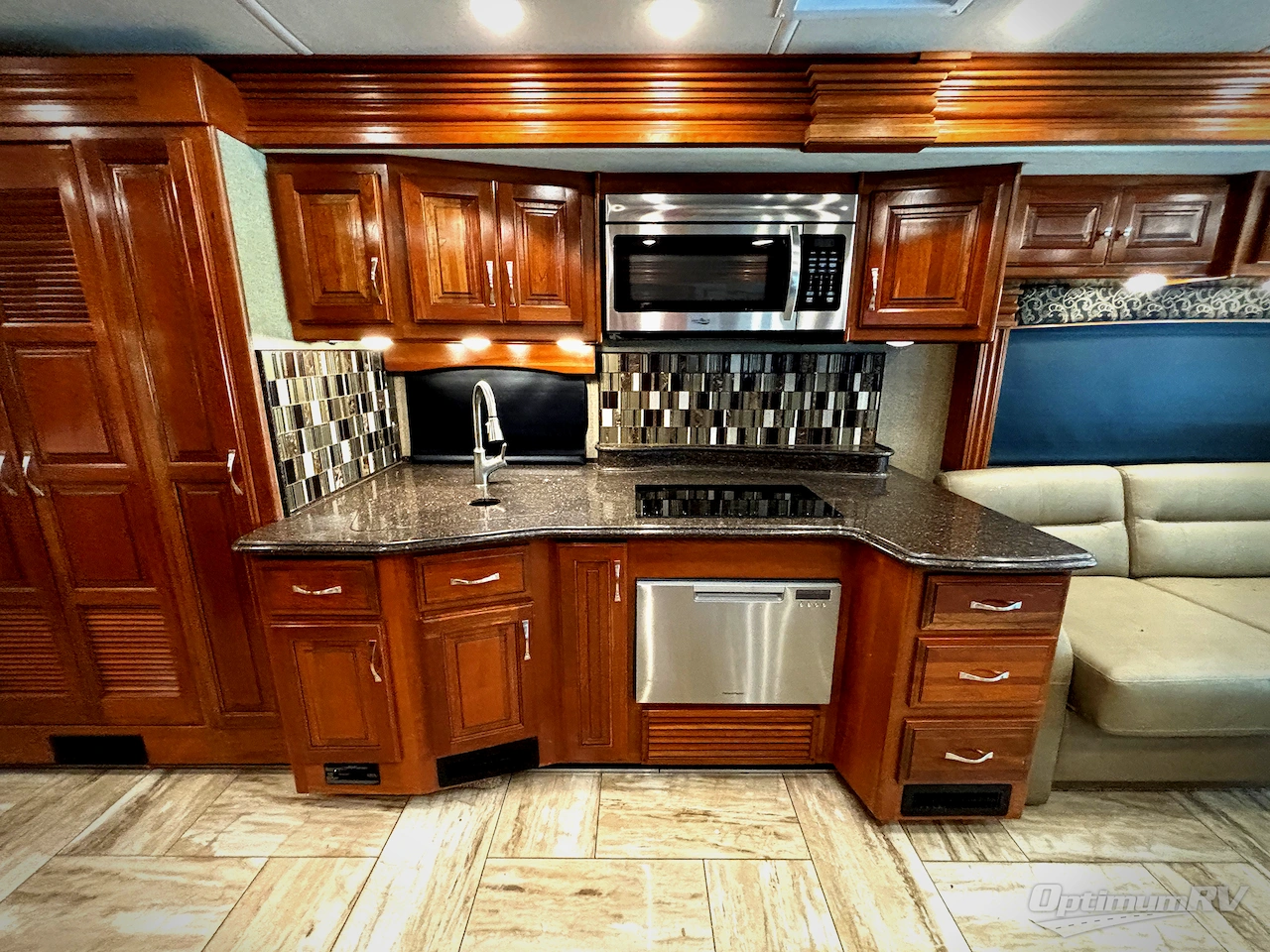 2018 Fleetwood Discovery LXE 40D Photo 6