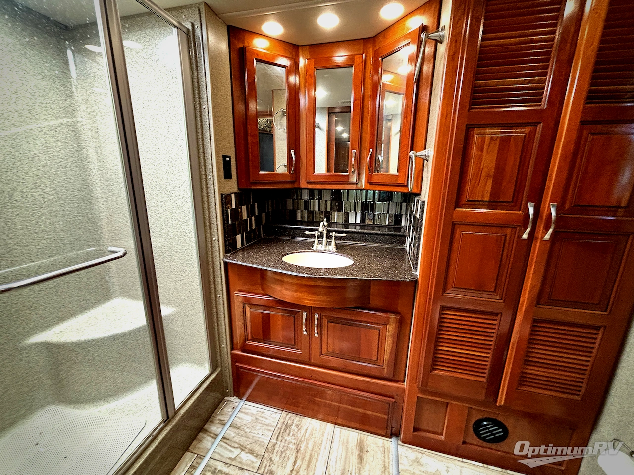 2018 Fleetwood Discovery LXE 40D Photo 23