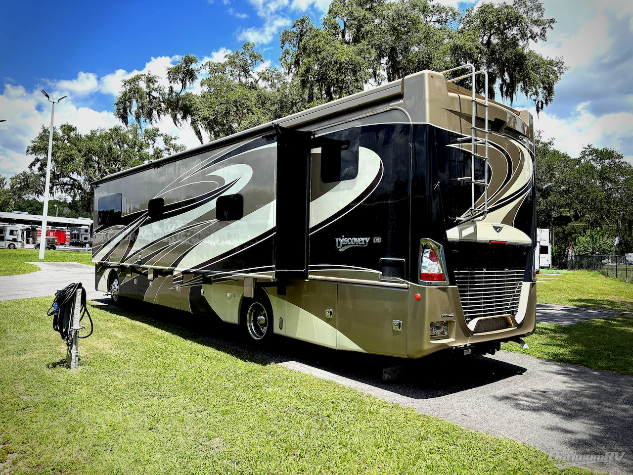 2018 Fleetwood Discovery LXE 40D Photo 3