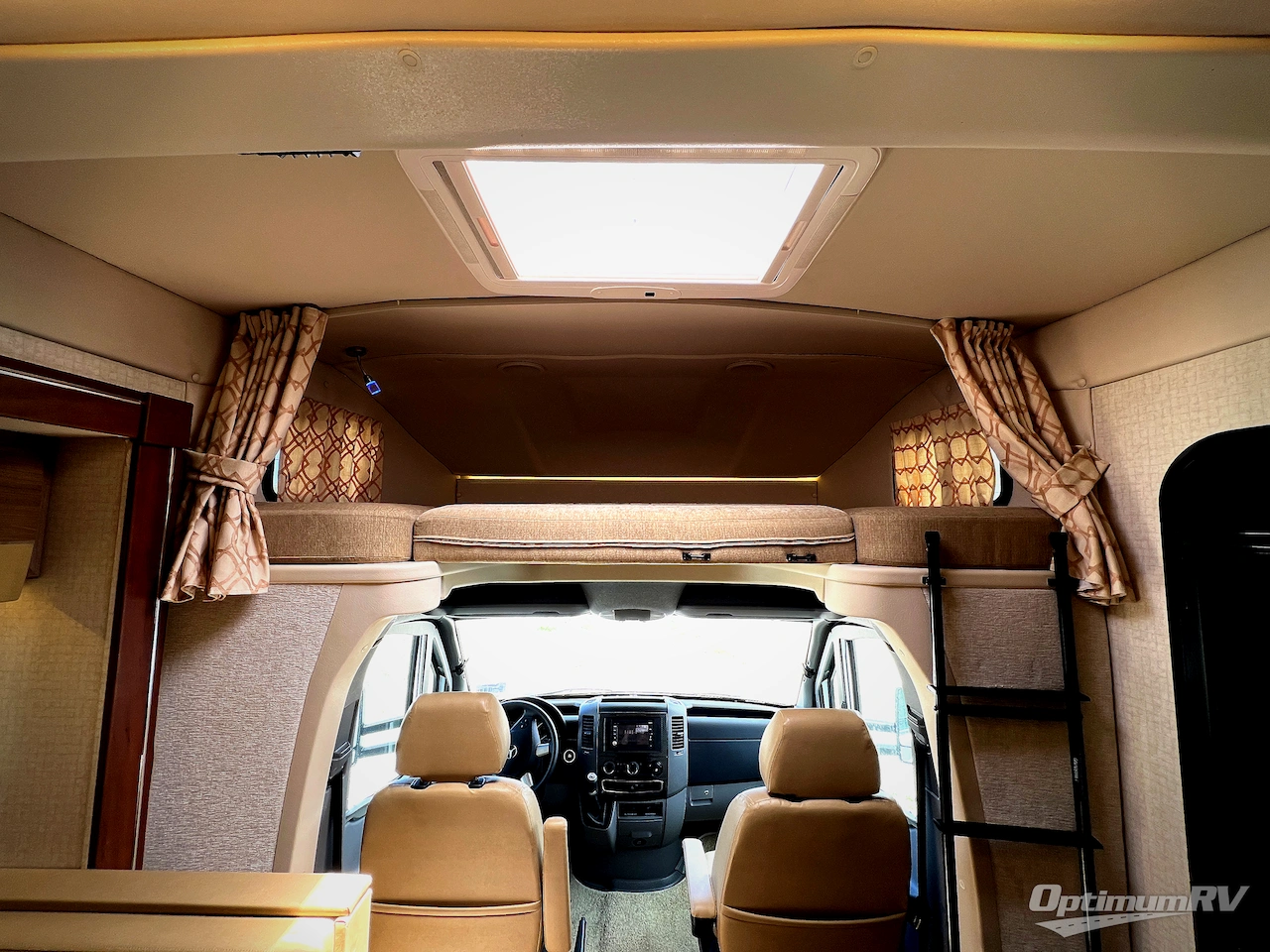 2017 Winnebago Navion 24G Photo 7