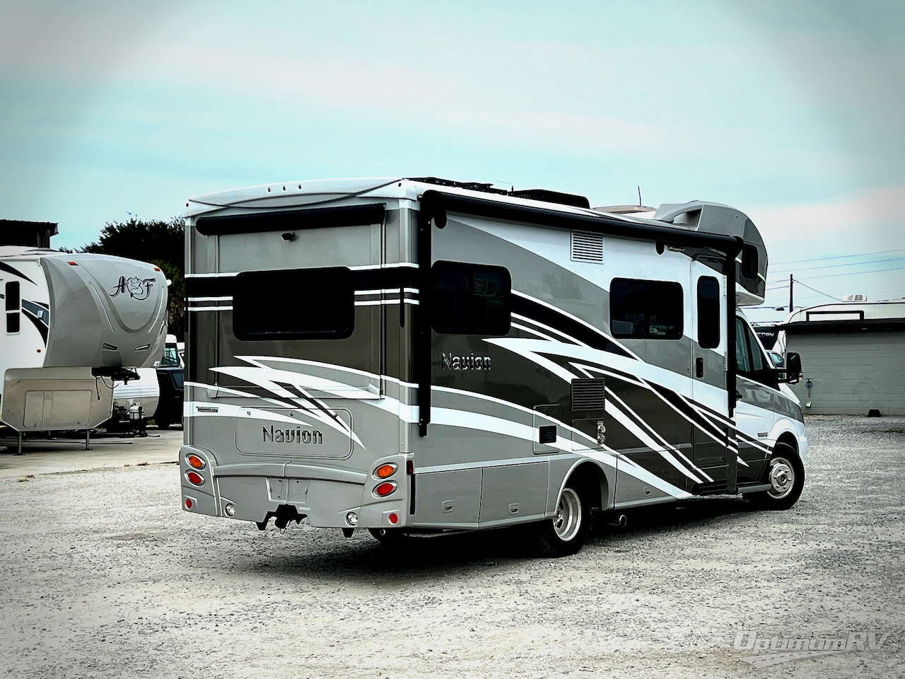 2017 Winnebago Navion 24G Photo 2