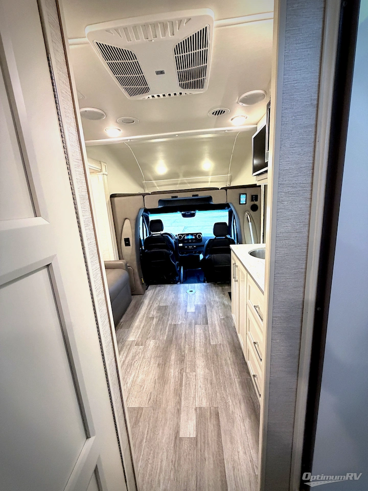 2023 Tiffin Wayfarer 25LW Photo 6