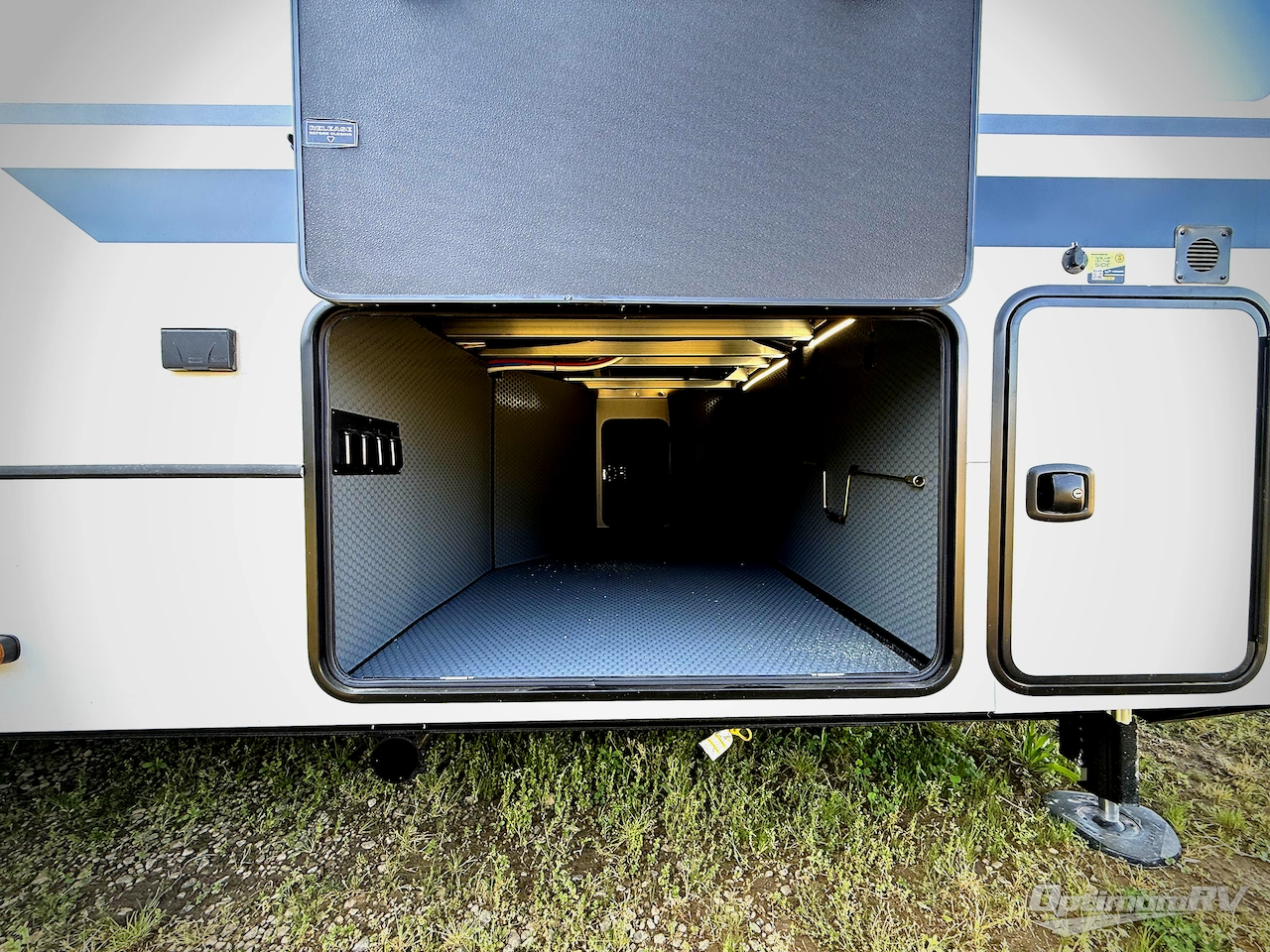 2026 Keystone Alpine Avalanche Edition 381DL Photo 26