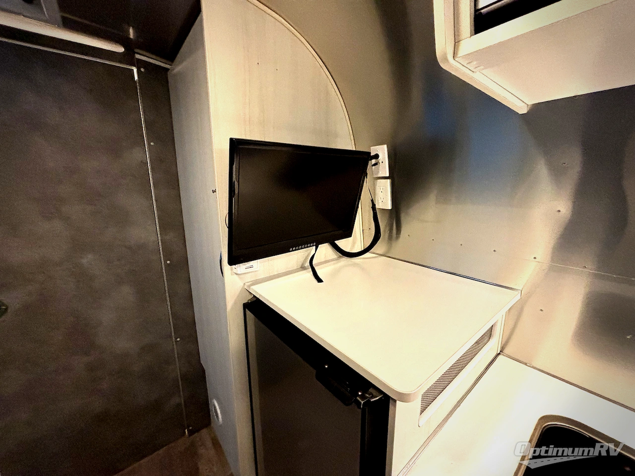 2021 Airstream Bambi 22FB Photo 10