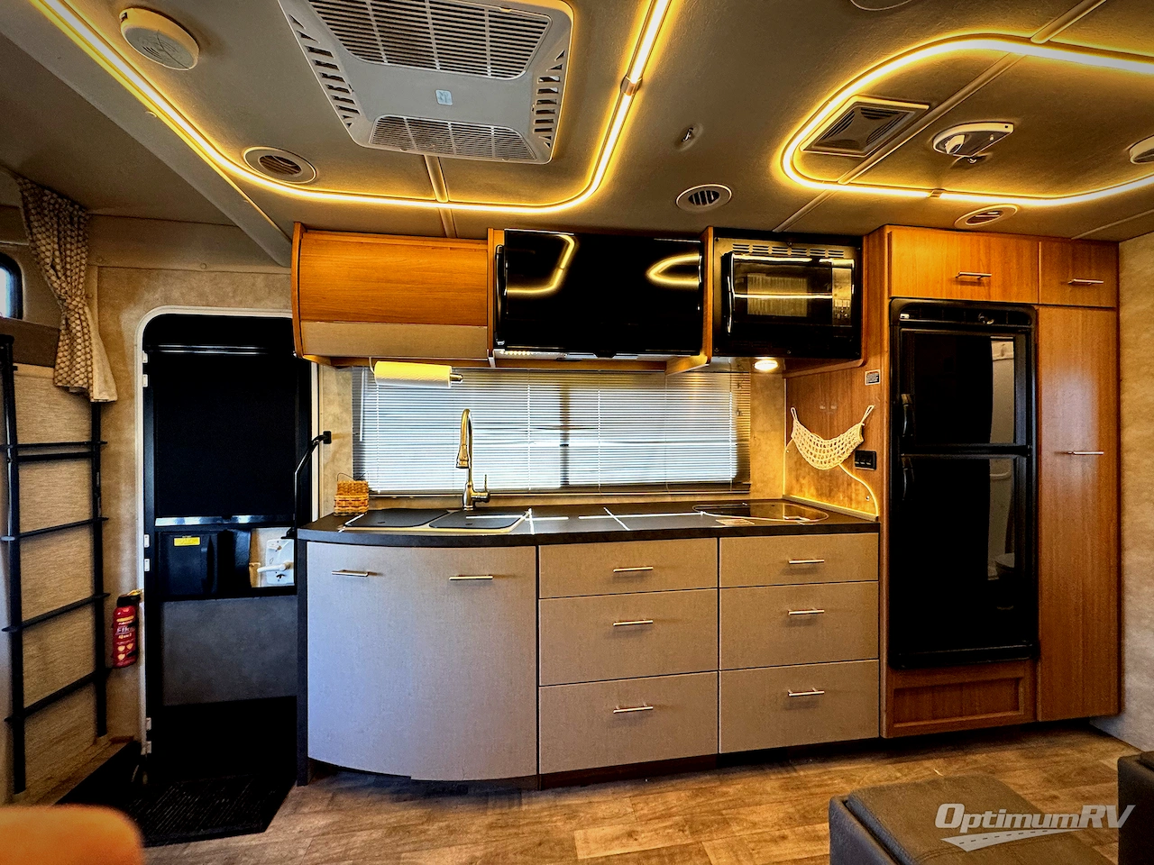 2018 Winnebago Navion 24D Photo 3