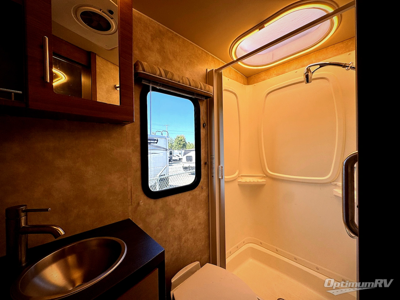 2018 Winnebago Navion 24D Photo 5
