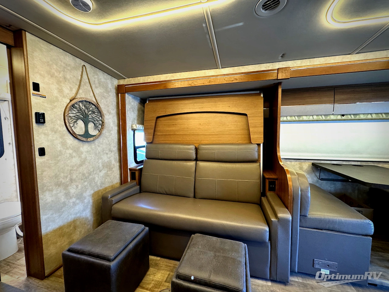 2018 Winnebago Navion 24D Photo 6