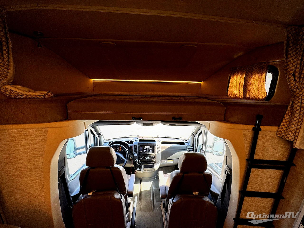 2018 Winnebago Navion 24D Photo 7