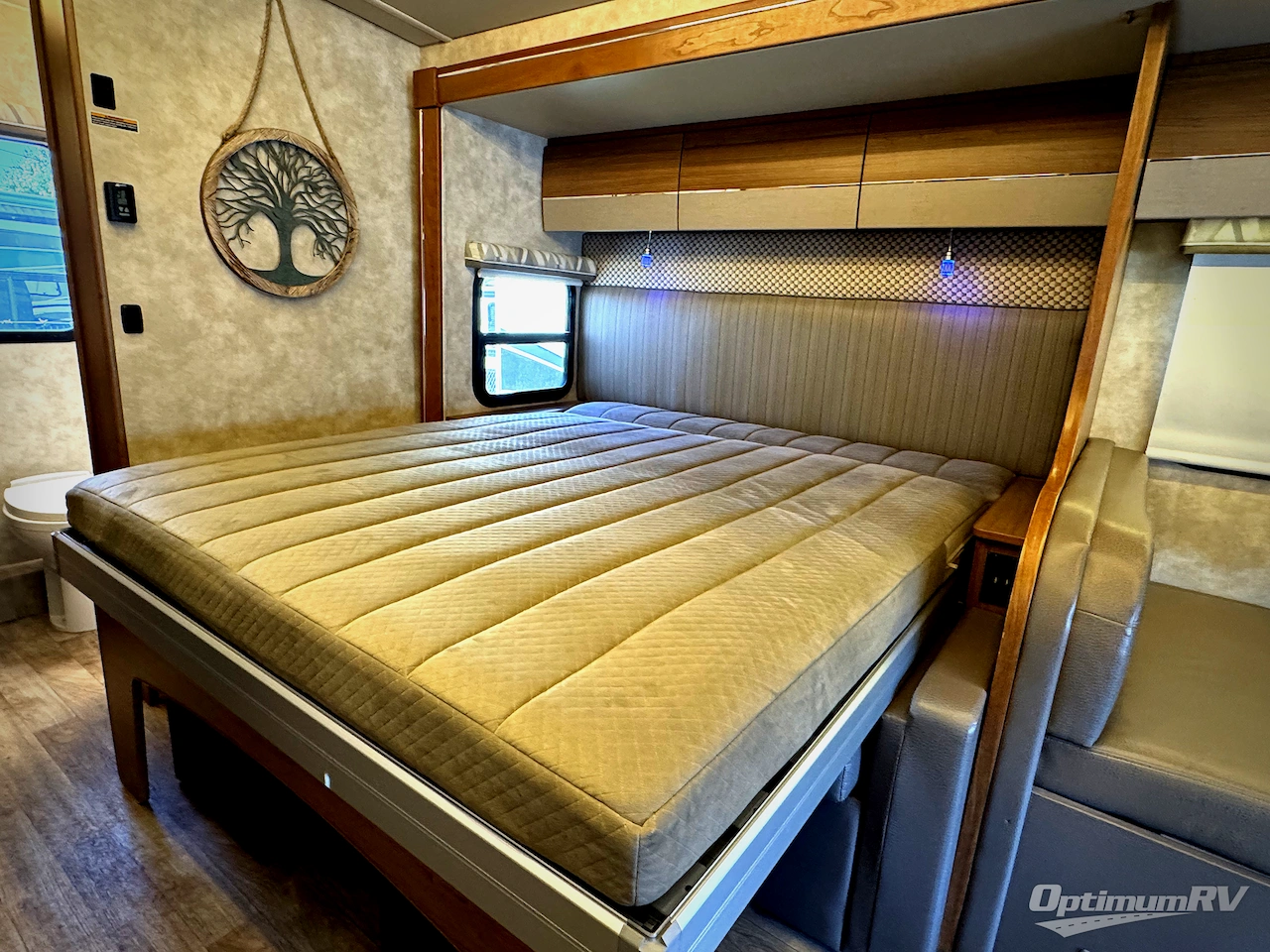 2018 Winnebago Navion 24D Photo 8