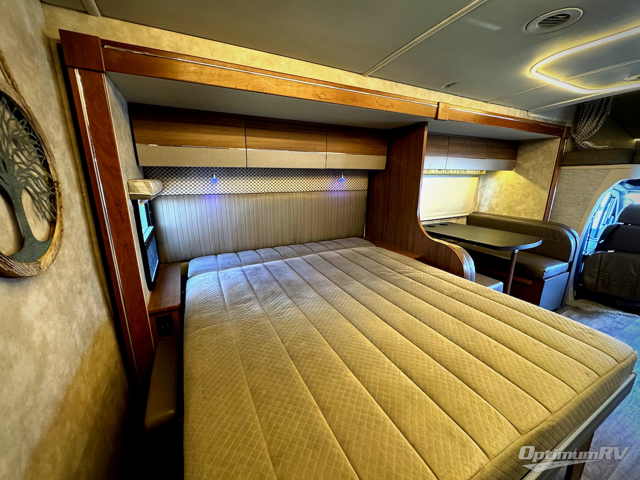 2018 Winnebago Navion 24D Photo 9