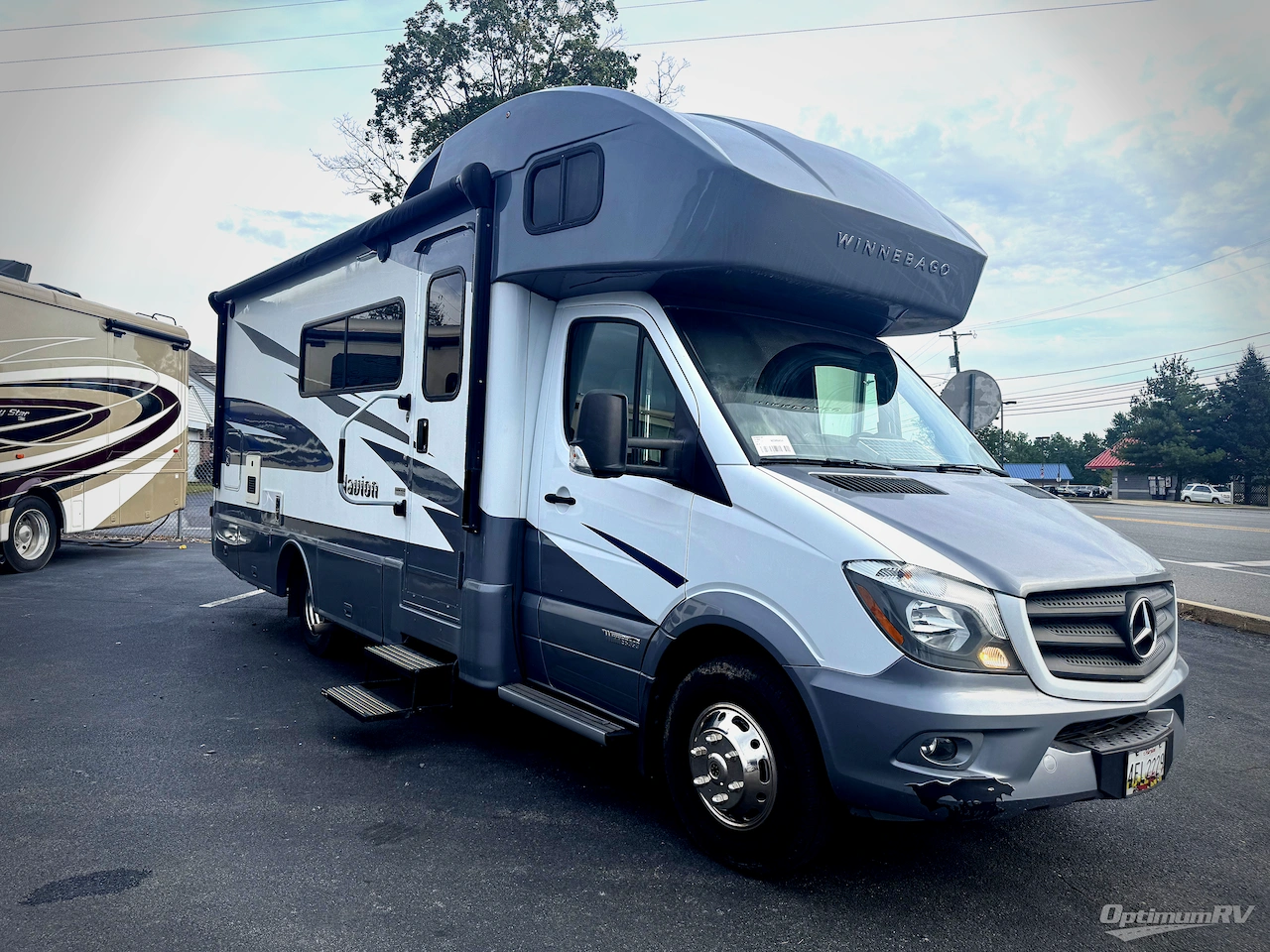 2018 Winnebago Navion 24D Photo 11