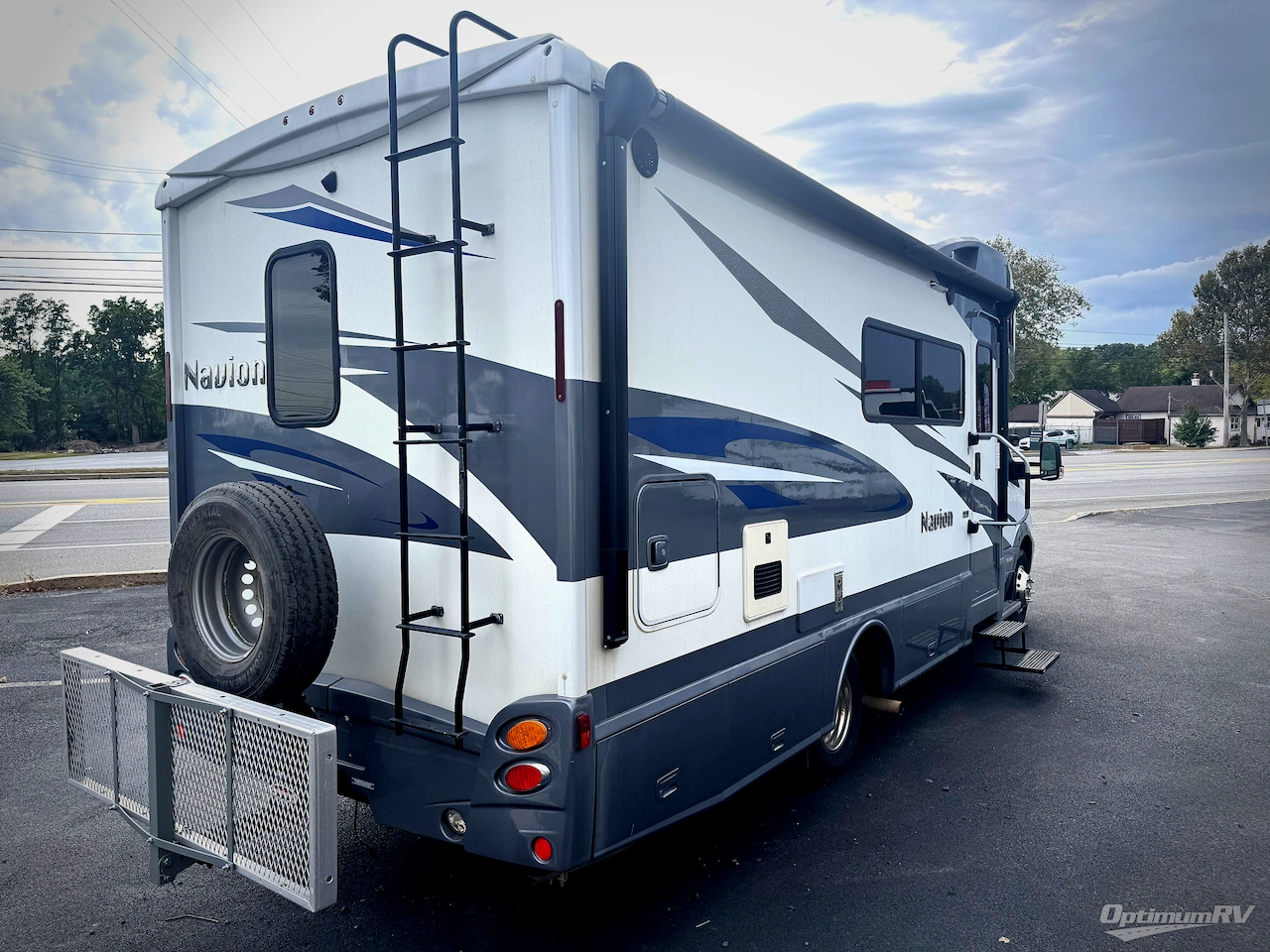 2018 Winnebago Navion 24D Photo 12