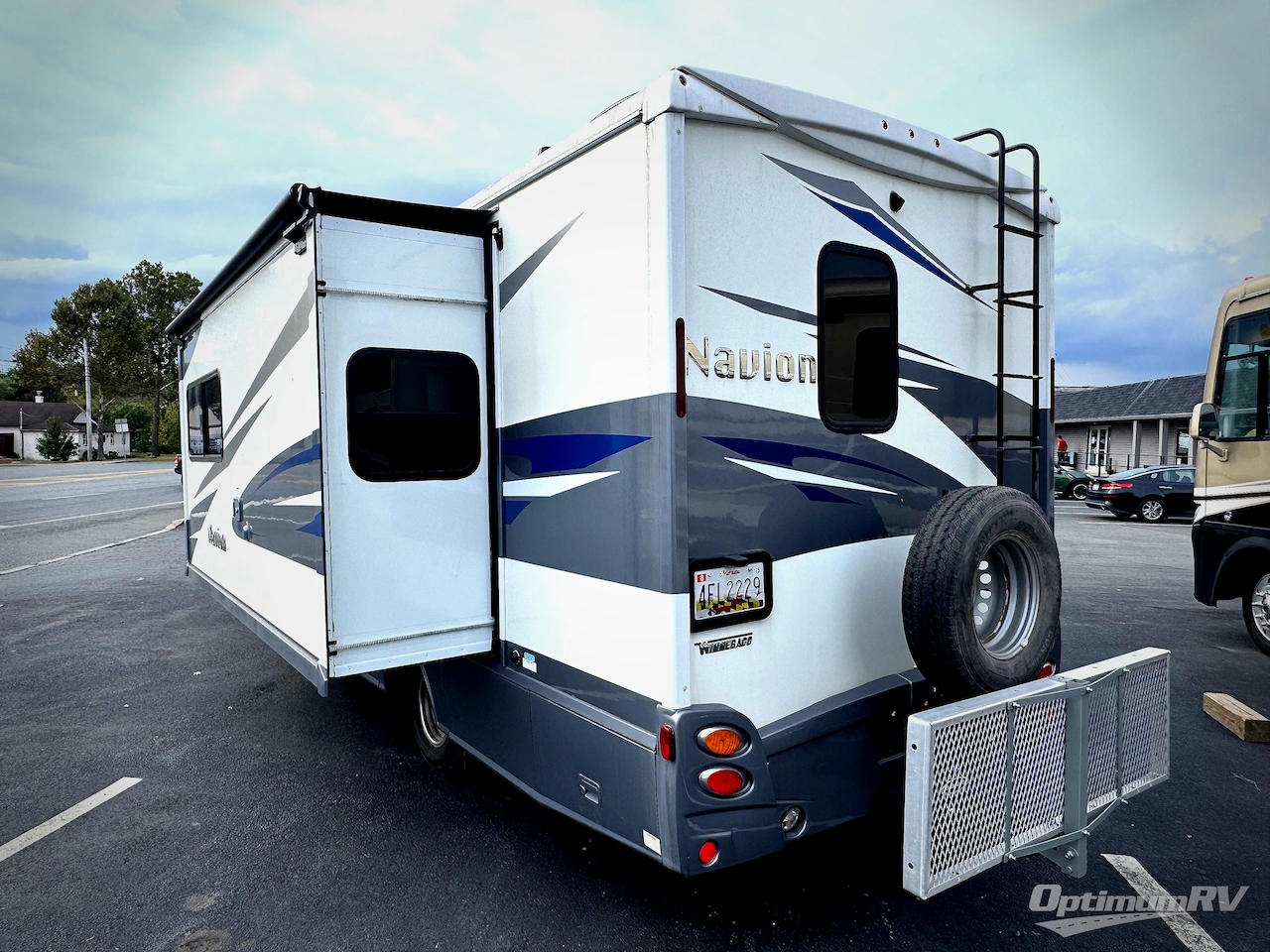 2018 Winnebago Navion 24D Photo 13