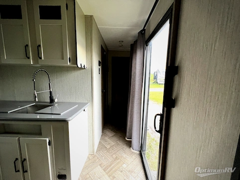 2022 Palomino Puma Destination 38RLQ RV Photo 4