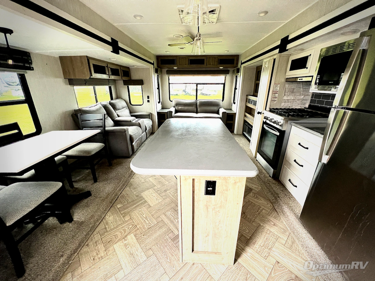 2022 Palomino Puma Destination 38RLQ Photo 4