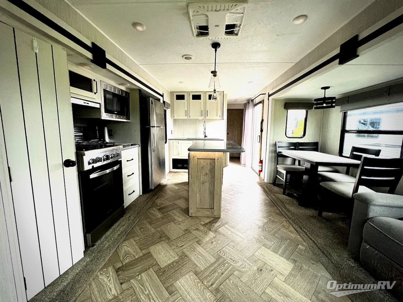 2022 Palomino Puma Destination 38RLQ Photo 5