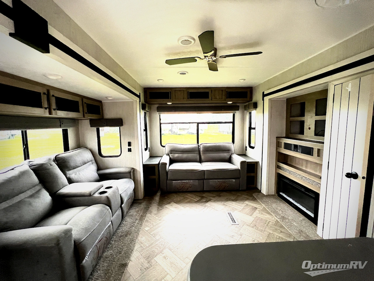 2022 Palomino Puma Destination 38RLQ Photo 6