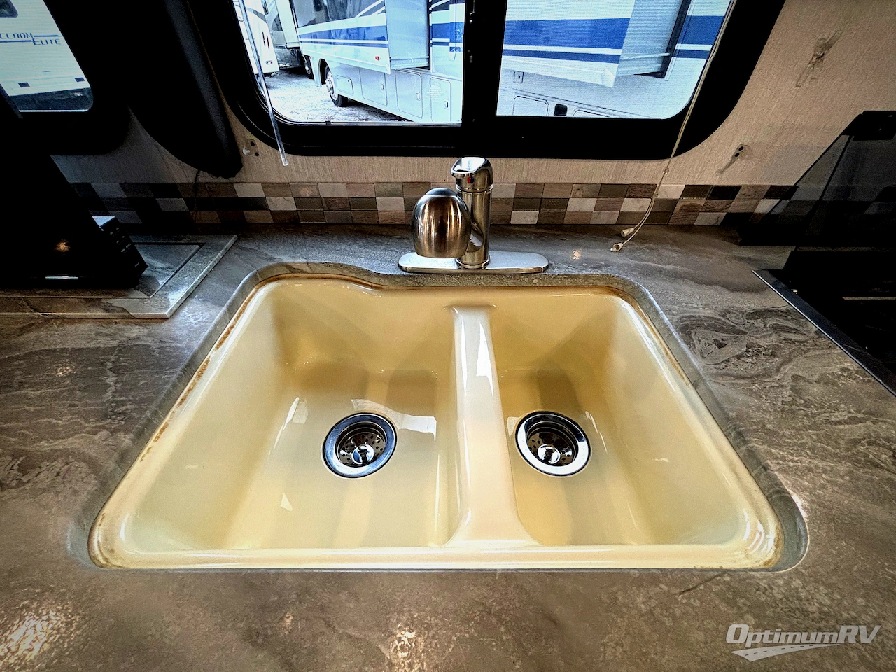 2022 Coachmen Leprechaun Premier 319MB Ford 450 Photo 18