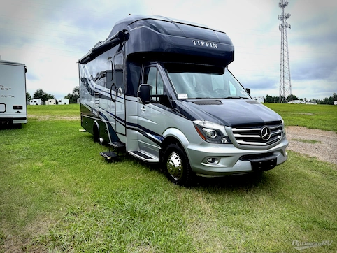 Used 2019 Tiffin Wayfarer 25 RW Featured Photo