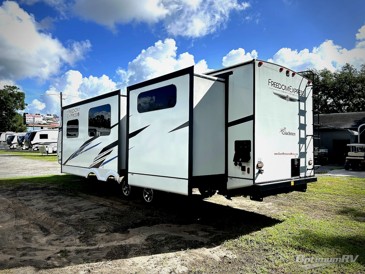 2023 Coachmen Freedom Express Liberty Edition 320BHDSLE Photo 3
